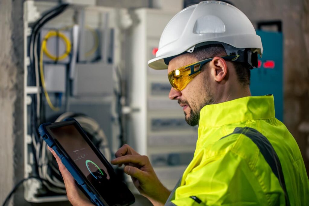 Operario de mantenimiento realizando un control predictivo.